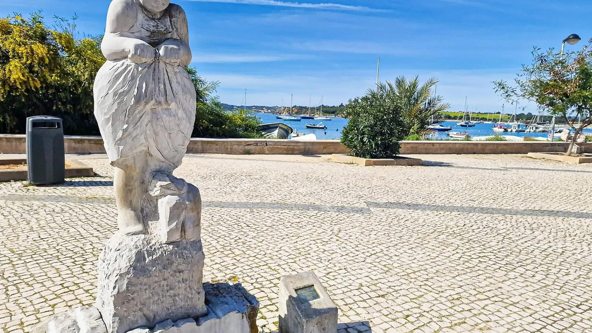 Villa Magnolia - By Bedzy Alvor 0*,  Portugal